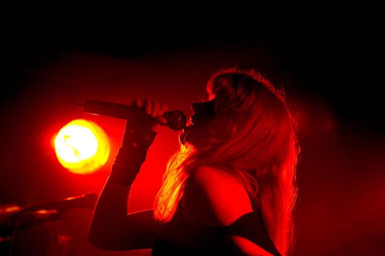 Anika Loffhagen im roten Licht